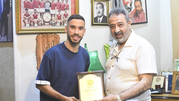 مجدي عبدالغني يكرم ناصر ماهر بعد تألقه في الدوري المصري