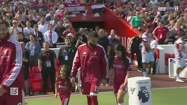 محمد صلاح يدخل ملعب مباراة ليفربول وبرنتفورد رفقه بناته (صور)