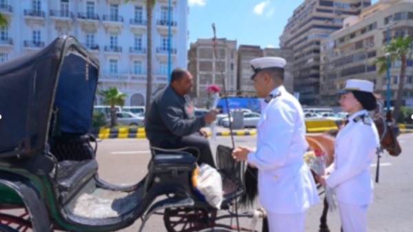 توزيع الورود والتهاني.. الداخلية تشارك المواطنين فرحة عيد الأضحى
