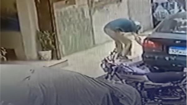 بسبب ركن سيارتها أمام المحل .. ضبط صاحب محل بتهمة إتلاف إطار سيارة سيدة بالقليوبية