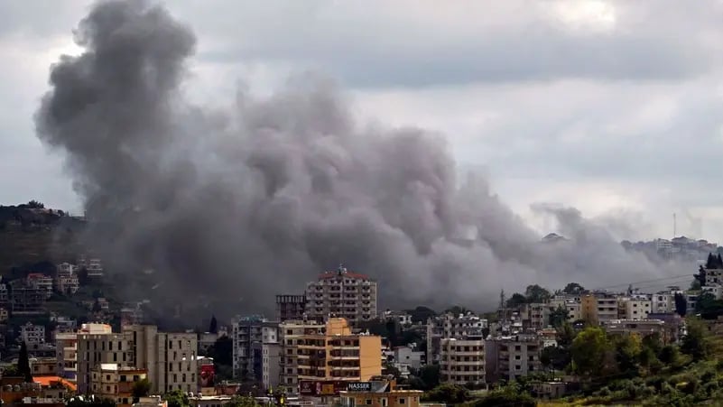 استهداف إسرائيلي لثكنة للجيش اللبناني في النبطية وإنذار بإخلاء 10 بلدات جنوبية