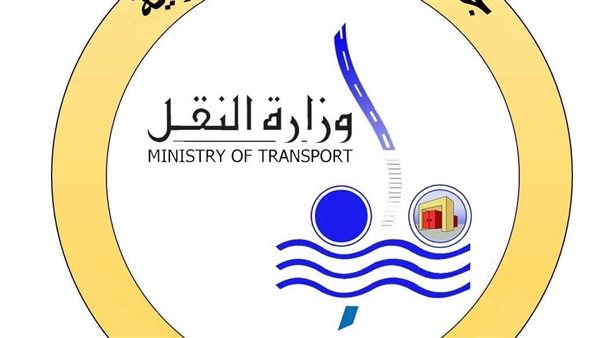 اصطدام سيارة بقطار بعد محاولة اقتحام مزلقان ميت حلفا المغلق وتوقيع غرامات على السائق