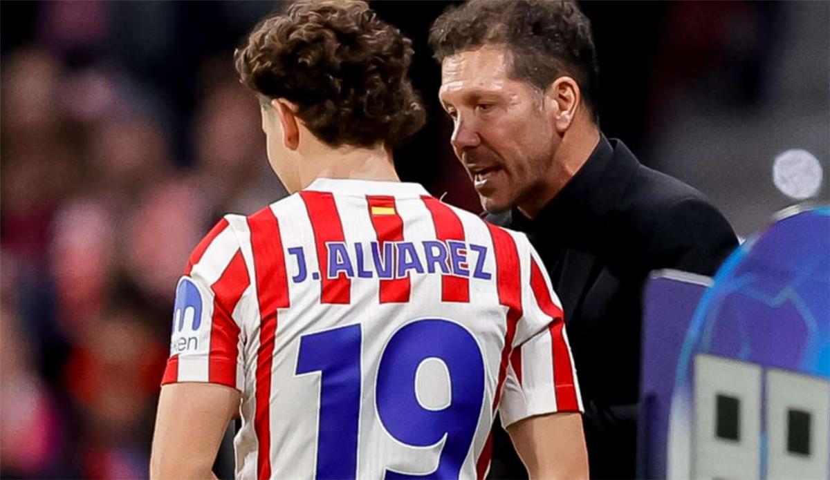 تقارير: سيميوني حليف غير متوقع لبرشلونة في صفقة جوليان ألفاريز
