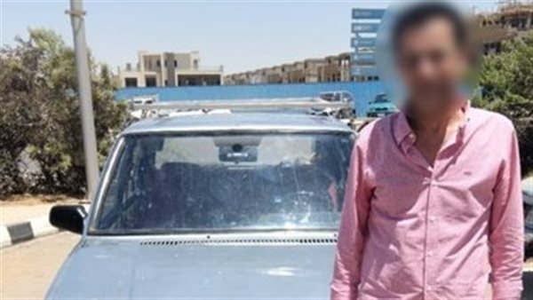 ضبط قائد سيارة ملاكي سمح لشخصين باعتلاء مركبته أثناء سيرها بالقاهرة