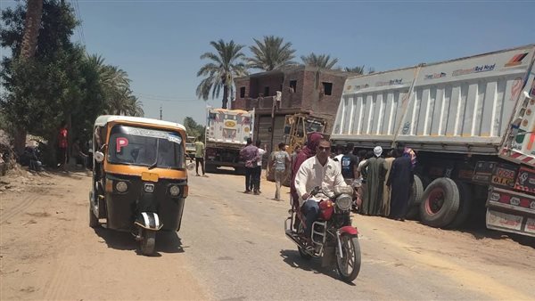 انقلاب مقطورة محملة بالرمال بطريق تلات أبشواي الزراعي بالفيوم