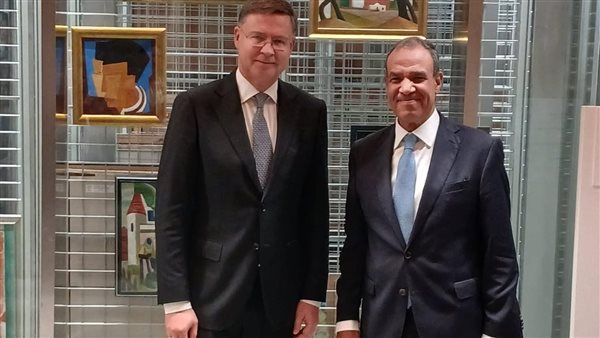 وزير الخارجية يلتقي المفوض الأوروبي للاقتصاد والإنتاجية على هامش الاجتماع السنوي للبنك الأوروبي