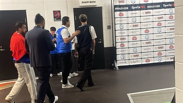 وسام أبو علي يساند لاعبي منتخب مصر من المدرجات قبل ودية البرازيل.