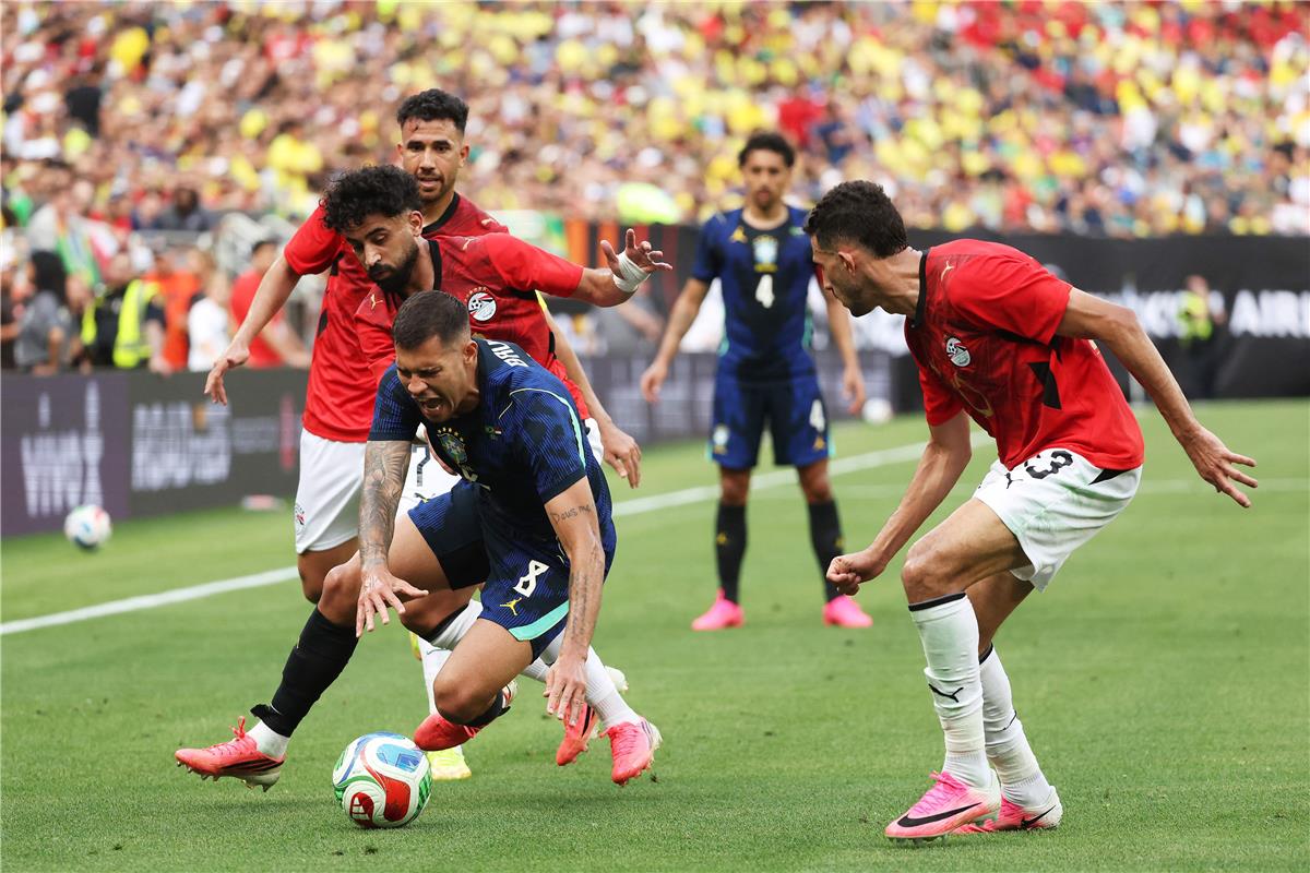 فيديو | أليسون بيكر ورافينها يطلبان قميصي ثنائي منتخب مصر