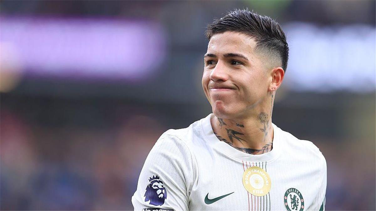 تشيلسي يحدد سعرًا فلكيًا لرحيل إنزو فرنانديز إلى ريال مدريد