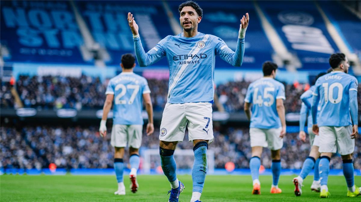شبكة إنجليزية: 13 لاعبًا يضمن البقاء في مانشستر سيتي الموسم المقبل.. موقف مرموش