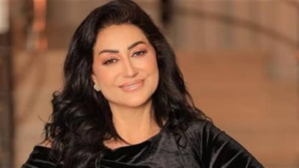 «أثرى الشاشة بأعمال خالدة».. وفاء عامر تنعي الفنان الراحل عبد العزيز مخيون