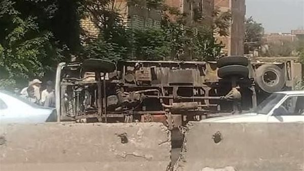 حادث انقلاب سيارة محملة بالزجاج على الطريق الزراعي بالقليوبية| صور