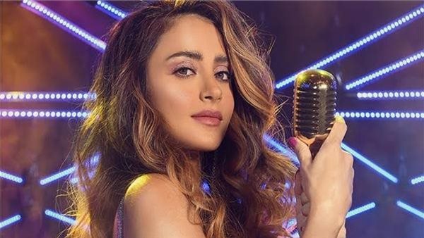 وسط تفاعل جماهيري.. كارولينا كرم تبدأ فقرتها الغنائية في Egyptian Fan Zone