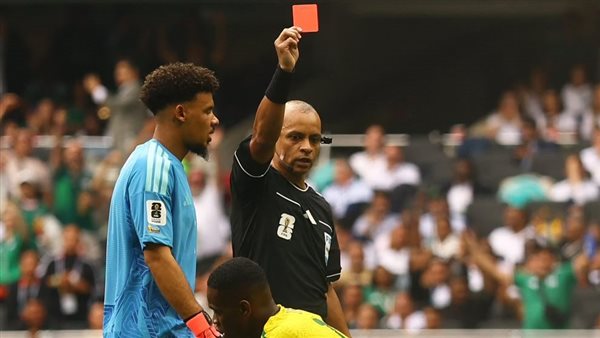 زواني يصعب من مهمة جنوب أفريقيا بعد حصوله على الكارت الأحمر