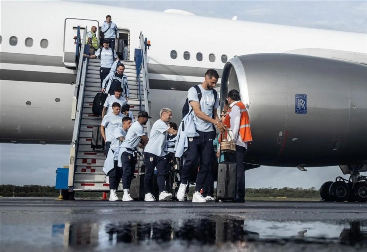 تطورات أزمة طائرة منتخب أوروجواي المتجهة إلى أمريكا