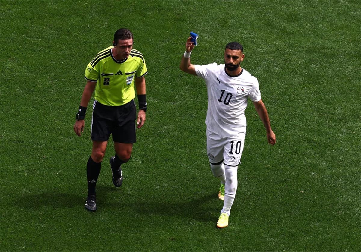كواليس ما حدث بين حسام حسن ومحمد صلاح بعد استبداله أمام بلجيكا في كأس العالم