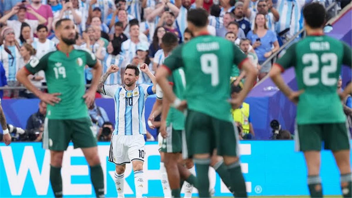 “أرشيفو فار” توضح مدى أحقية طرد ميسي في مباراة الجزائر والأرجنتين