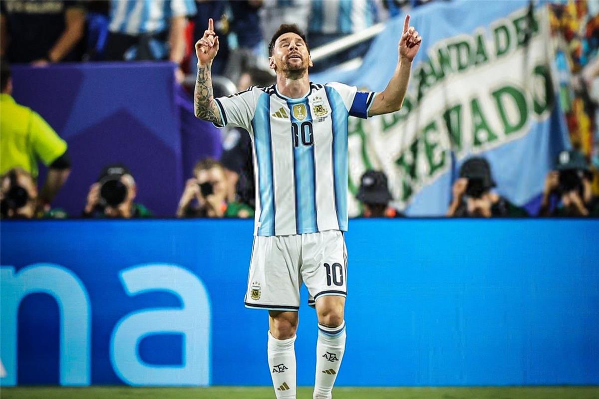 ميسي يكسر رقم أسطورة إفريقيا في كأس العالم بعد هاتريك الجزائر