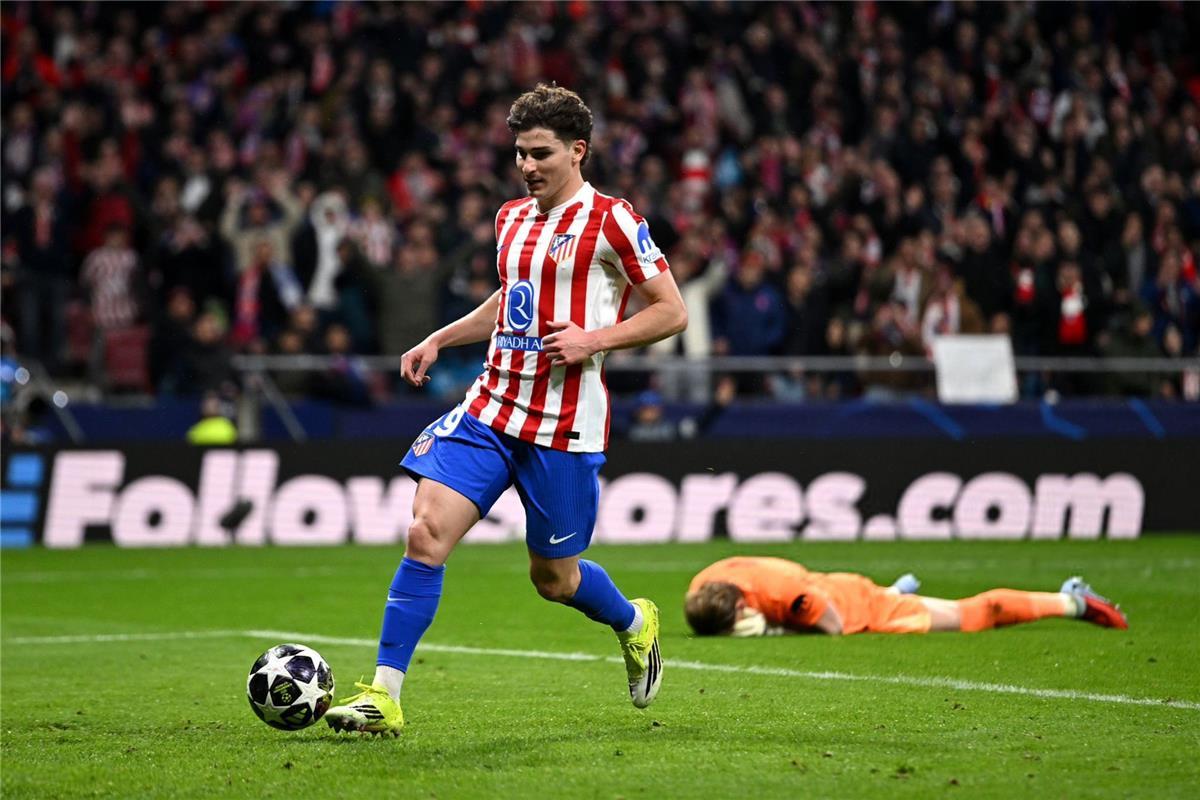 بشكل غاضب.. رئيس أتلتيكو مدريد يحسم ملف رحيل جوليان ألفاريز