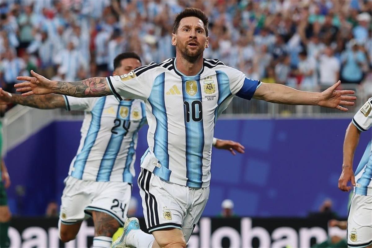 5 أرقام قياسية لـ ميسي بعد هاتريك الجزائر في كأس العالم