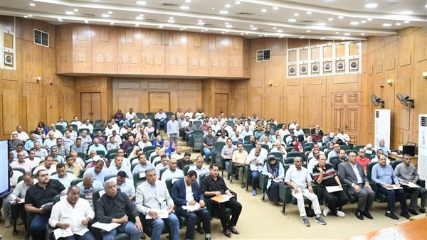 محافظ قنا يناقش الموقف التنفيذي لملفات التقنين والتصالح واسترداد أراضي الدولة وتراخيص المحال العامة
