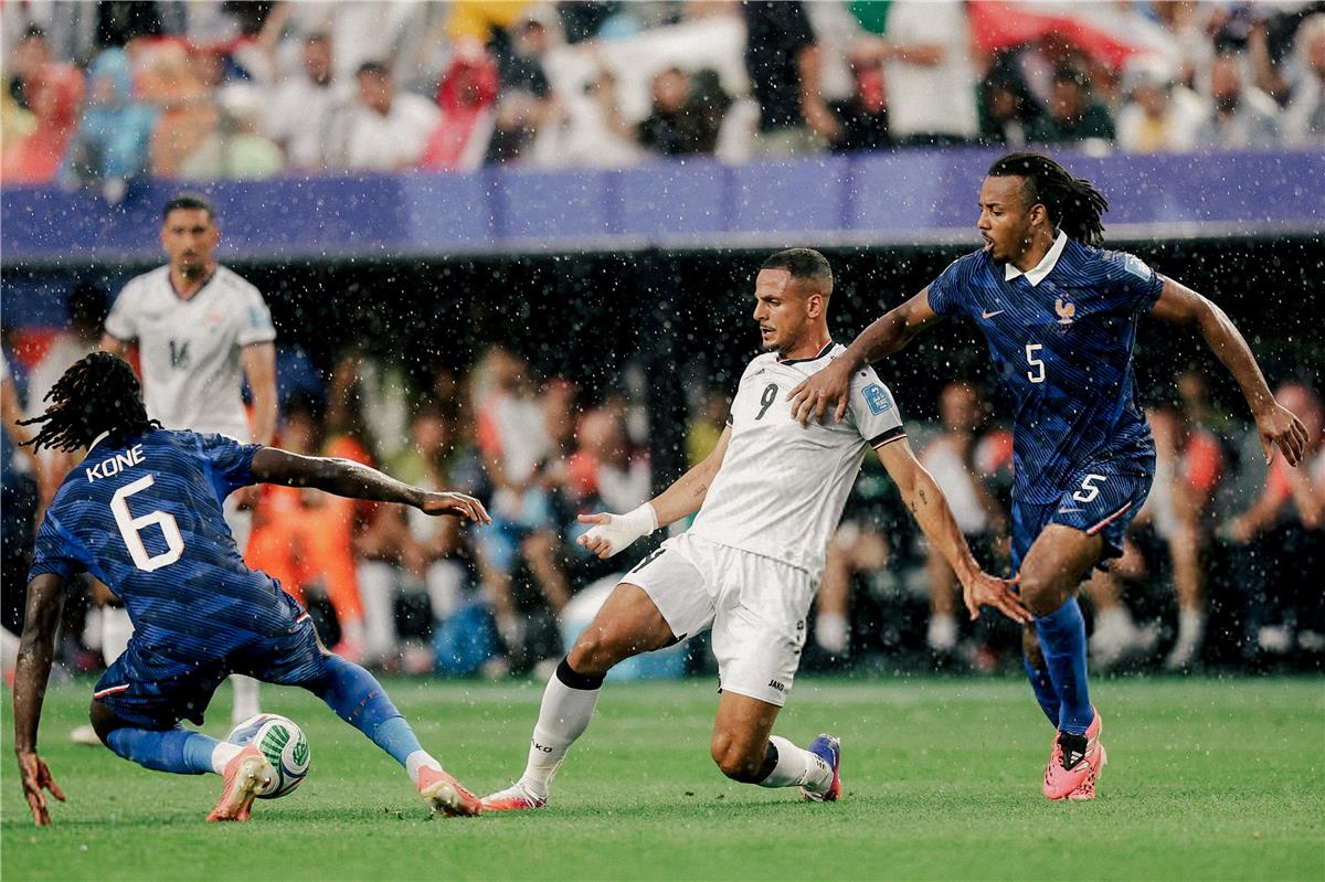 عاصفة رعدية تهدد استكمال مباراة فرنسا والعراق في كأس العالم