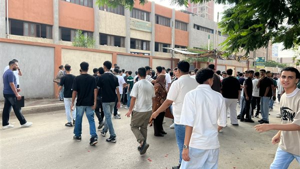 دعوات الأمهات تسبق جرس الامتحان.. طلاب الثانوية العامة يواصلون ماراثون الاختبارات بالقليوبية