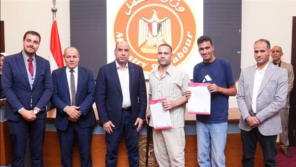 «أنتم أبنائي وإخوتي».. وزير العمل يسلّم عقود وظائف لذوي الهمم في مشهد إنساني مؤثر