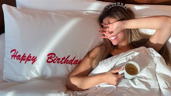 من داخل غرفتها.. ميرنا جميل تحتفل بعيد ميلادها على طريقتها الخاصة