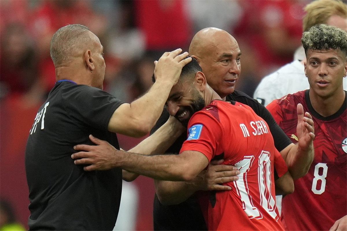“أيقونة مصرية”.. موندو ديبورتيفو تتغنى بـ حسام حسن بعد التألق في كأس العالم