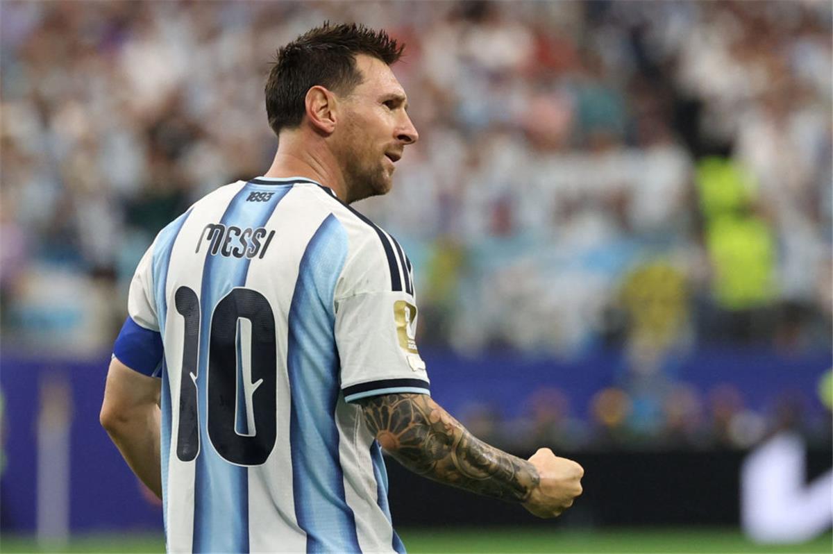 نجم برشلونة يرحب بانضمام ألفاريز.. ويتحدى ميسي: أتمنى مواجهته في نهائي كأس العالم