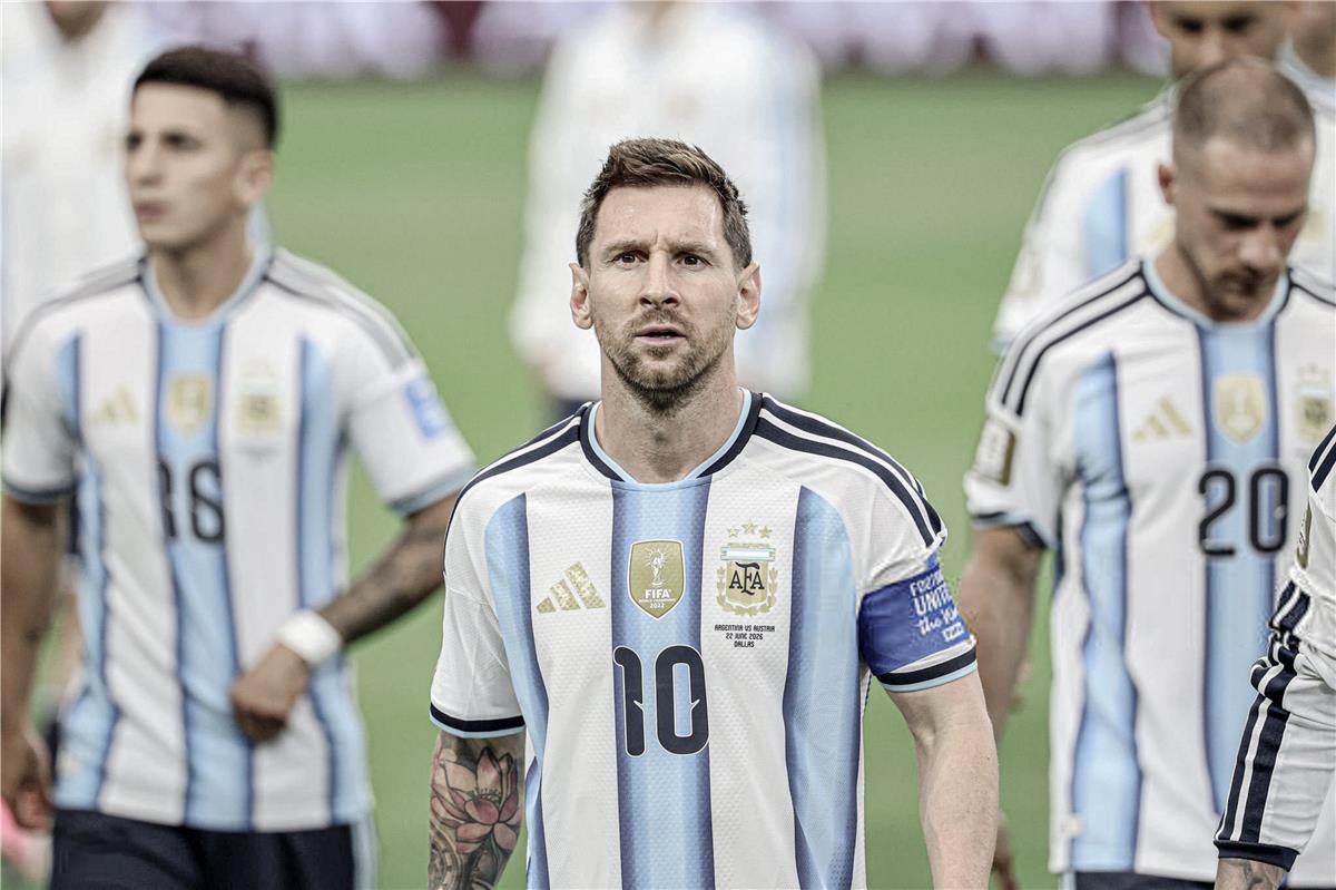 يقيس المسافات.. كلوب يشيد بذكاء ميسي مع الأرجنتين في كأس العالم