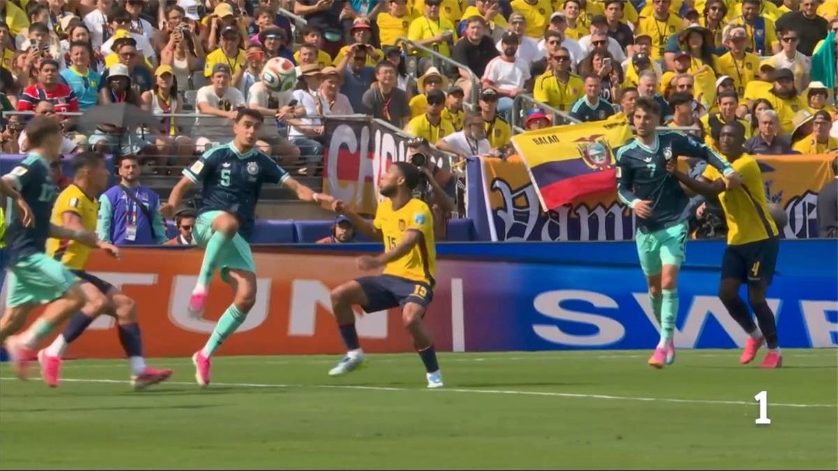 فيديو | بسبب لقطة في مباراة ألمانيا والإكوادور.. “آرشيفو فار”: كأس العالم الأسوأ تحكيمياً على مدار التاريخ