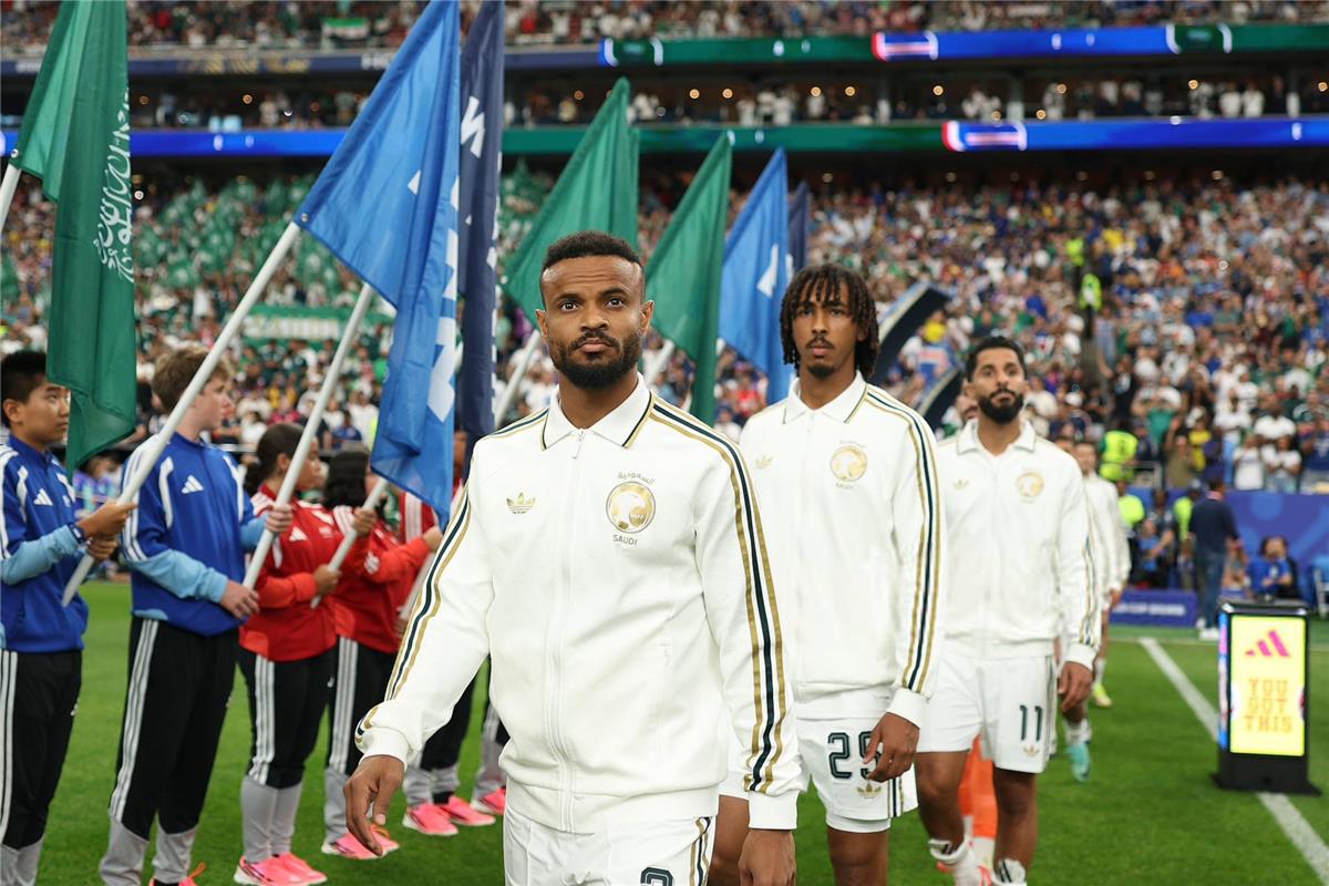 صور | لاعب السعودية يغادر مباراة الرأس الأخضر على نقالة بعد إصابة قوية