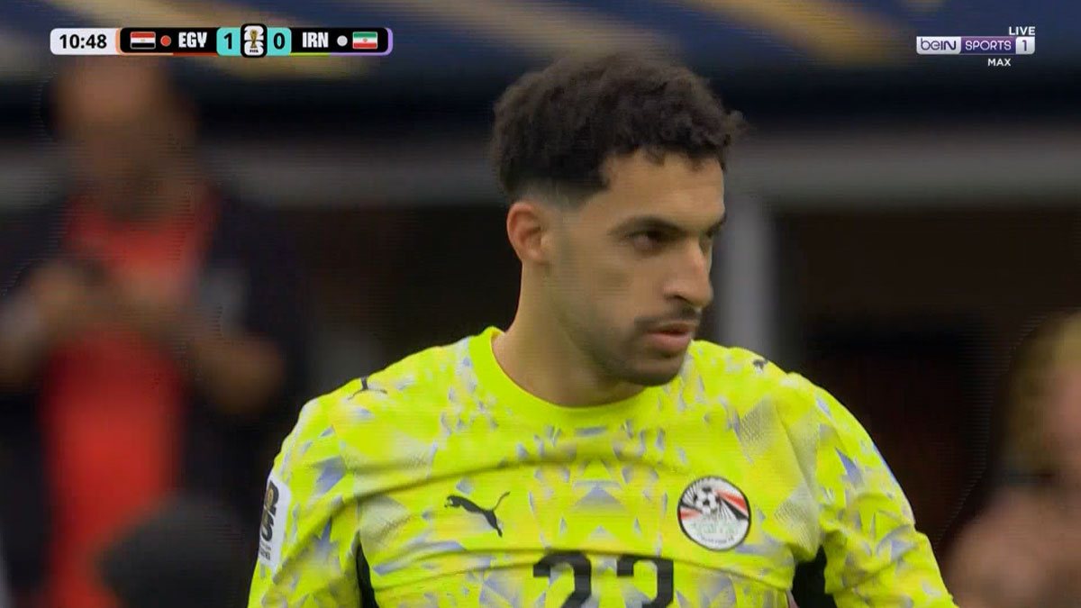 مصطفي شوبير يتصدي لركلة جزاء في مباراة مصر وايران بكأس العالم