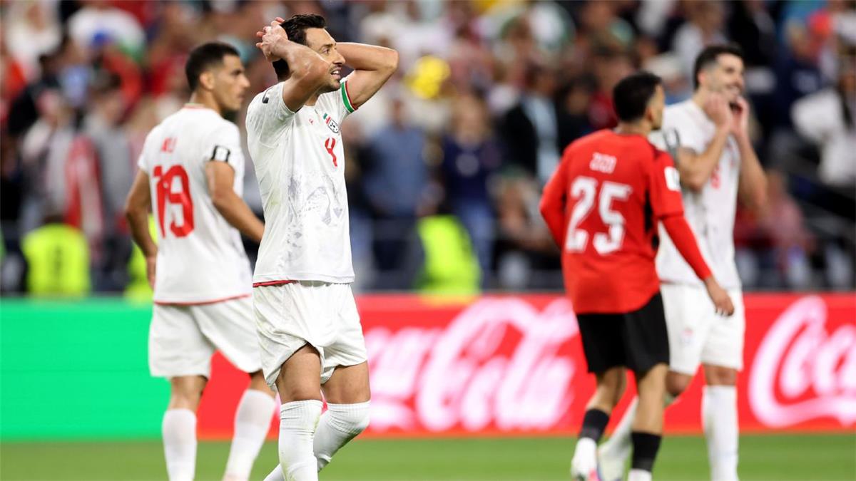 خبير تحكيمي يوضح مدى صحة إلغاء هدف إيران القاتل.. ويصرّح: لاعب مصر أفلت من الإنذار