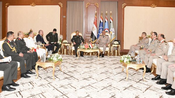 الفريق أحمد خليفة رئيس أركان الجيش يلتقى رئيس هيئة الأركان للجيش التركي