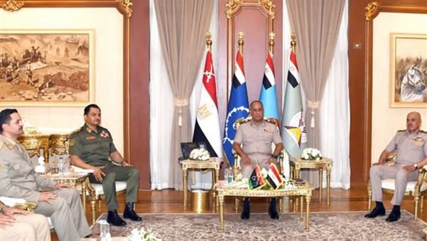 الفريق أشرف سالم زاهر يلتقي نائب القائد العام للجيش الوطني الليبي ورئيس الأركان العامة للجيش الوطني الليبي