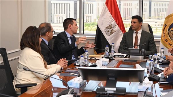 وزير الصناعة يبحث خطط شركة شنايدر إلكتريك للتوسع في السوق المصري وتعميق التصنيع المحلي