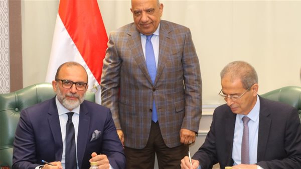 قطاع الكهرباء يتحول رقمياً بالكامل.. مصر توقع اتفاقية للعدادات الذكية مع “اتصالات مصر”