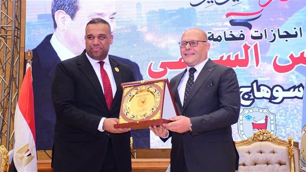 جامعة سوهاج تكرّم الكاتب الصحفي محمد كمال بعد تألقه في الجلسة الافتتاحية لمؤتمر “استراتيجية بناء الدول.. مصر نموذجًا”