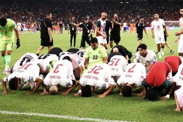صحف العالم بعد تأهل المغرب على حساب هولندا: كومان أظهر جبنًا أمام منتخب لا يُستهان به
