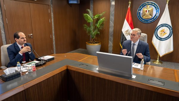 وزير البترول يتابع مع قيادات شركة إيجاس سير العمل والتحديات الحالية