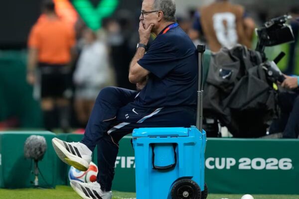 حالة غدر.. الكشف عن كلمات بيلسا للاعبي أوروجواي بعد الخروج المبكر من كأس العالم