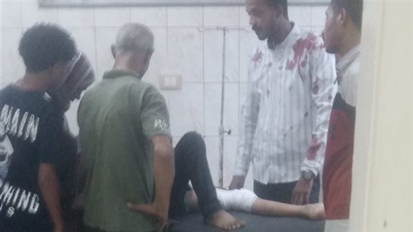 شاب ينقذ طالبا من تحت لودر بعد اصطدامه بتوكتوك فى قنا