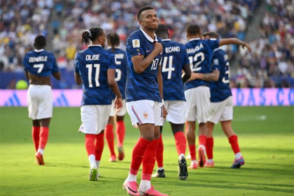 فيديو | مبابي يُجبر ديشامب على الانحناء له في مباراة فرنسا والسويد بـ كأس العالم