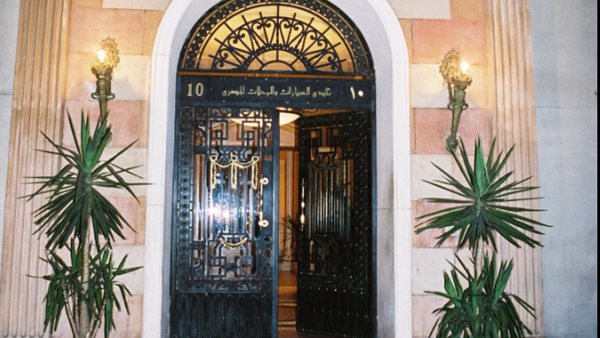 الملك فاروق وتسليم الجوائز.. تفاصيل حدث استثنائي هز عالم السيارات