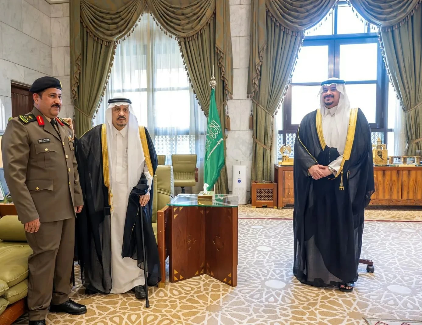 أمير الرياض يقلّد الهماش رتبة لواء – أخبار السعودية