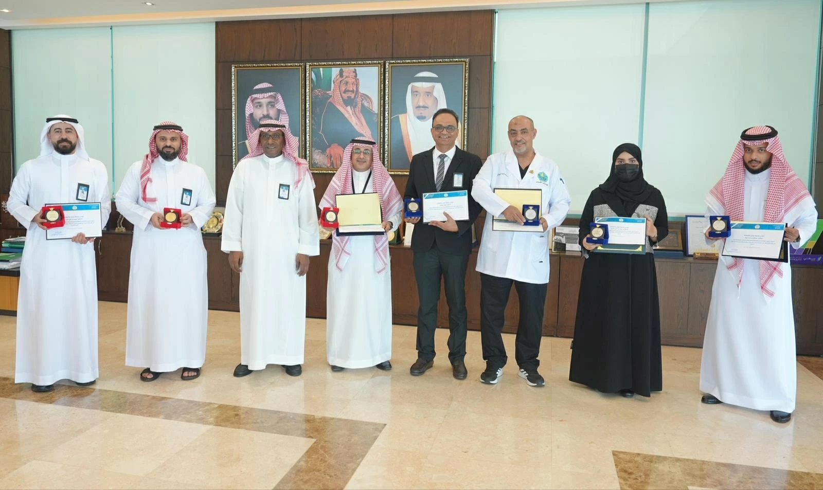 رئيس جامعة جازان يكرّم فريقاً بحثياً لإنجازه الدولي – أخبار السعودية