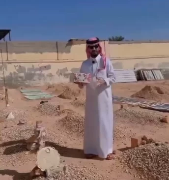 شاب يحتفل بتوثيق حسابه عند قبر والدته ويثير الجدل – أخبار السعودية